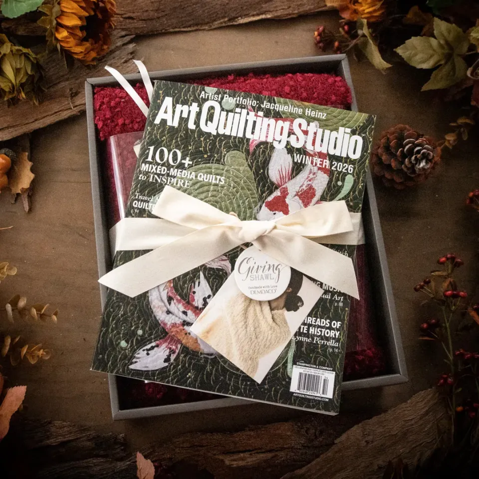 Stampington Art Quilting Studio Winter 2026 gavepakke rødt sjal