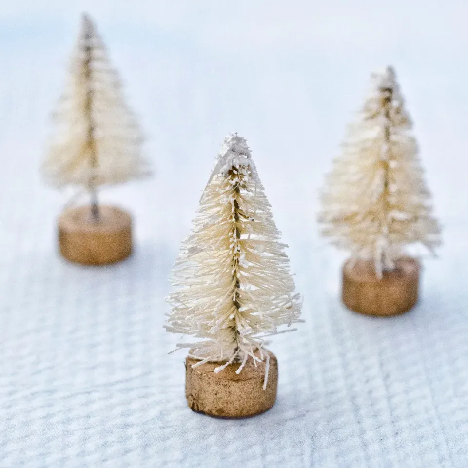 Stampington Miniature Frosted Cream Bottle Brush Trees 3-pakning
