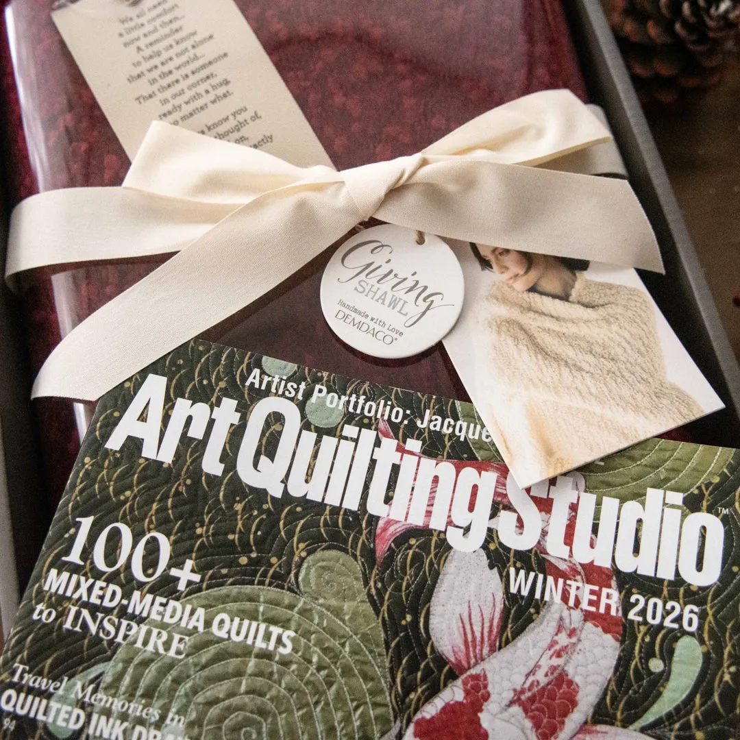 Stampington Art Quilting Studio Winter 2026 gavepakke rødt sjal