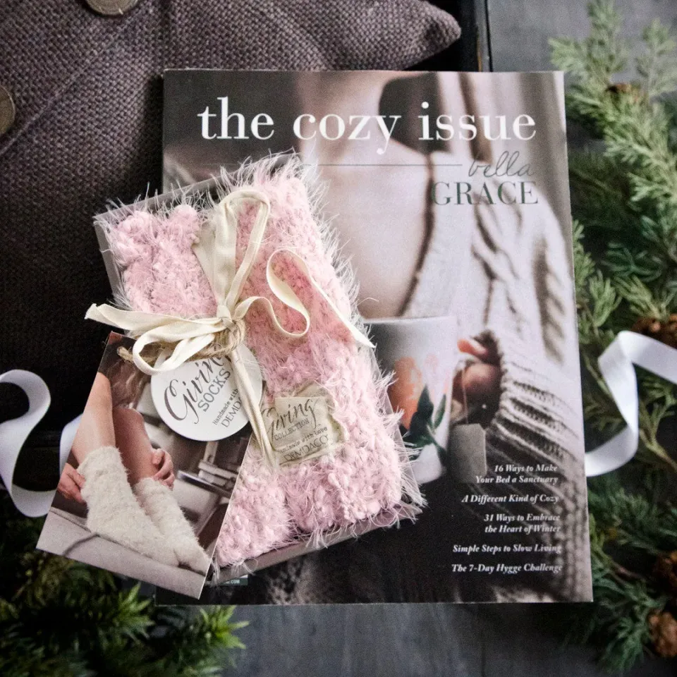 Stampington Bella Grace Fuzzy Feelings Volume 4 gavebundle blad+sokker