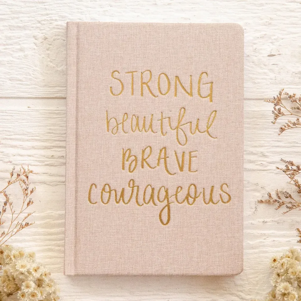 Sweet Water Decor Strong Beautiful journal linjert gull