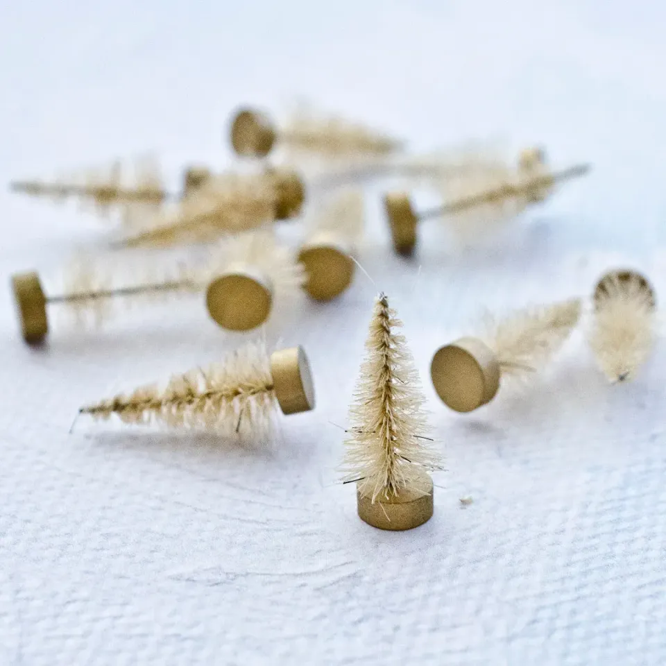 Stampington Miniature Antique White juletre 12-pk sisal