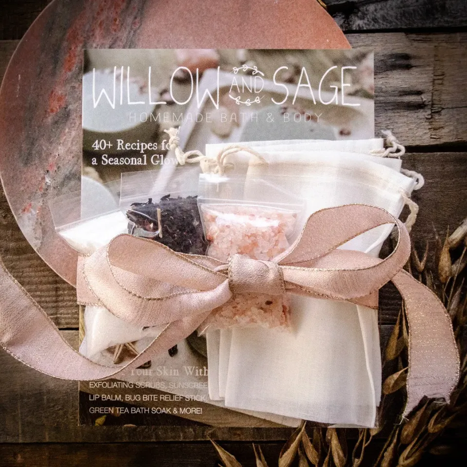 Willow and Sage Hibiscus Salts badesalt sett med blad