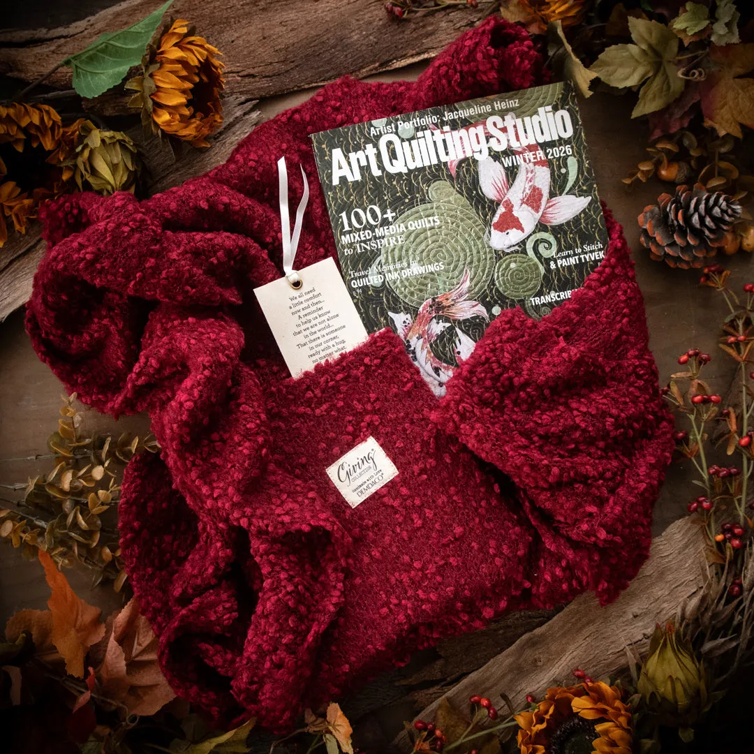 Stampington Art Quilting Studio Winter 2026 gavepakke rødt sjal